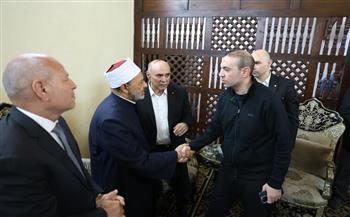 شيخ الأزهر يؤدي واجب العزاء في وفاة الدكتور أحمد عمر هاشم.. ويواسي أسرته