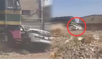 العراق.. قطار يسحل سيارة وسائقها على القضبان الحديدية (فيديو)