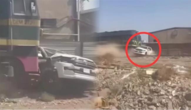 العراق.. قطار يسحل سيارة وسائقها على القضبان الحديدية (فيديو)