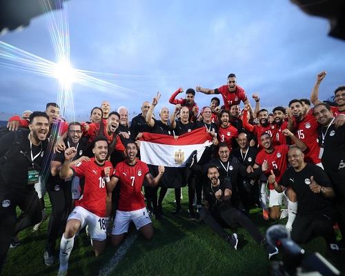 الفرحة تسيطر على بعثة مصر خلال رحلة العودة من المغرب.. فيديو  