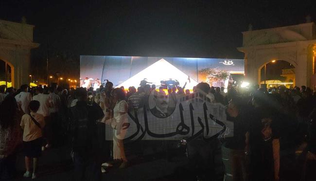 المصريون يحتشدون بالميادين الرئيسية لمتابعة الاحتفال الأسطوري بافتتاح المتحف الكبير / صور 