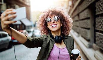 للنساء.. انطباعات يشكلها الناس عنك من صورك على السوشيال ميديا