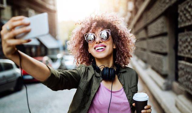 للنساء.. انطباعات يشكلها الناس عنك من صورك على السوشيال ميديا