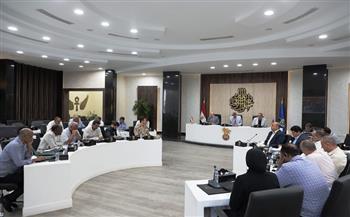 محافظ أسوان يوجه بإزالة التعديات وتطهير جميع المجاري المائية ومخرات السيول   