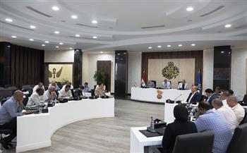 محافظ أسوان يوجه بإزالة التعديات وتطهير جميع المجاري المائية ومخرات السيول   