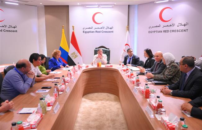رئيس كولومبيا يزور الهلال الأحمر المصري.. ويشيد بجهود تقديم المساعدات للفلسطينيين