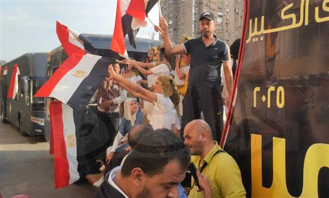 أتوبيسات تجوب شوارع الجيزة احتفالًا بافتتاح المتحف الكبير| صور