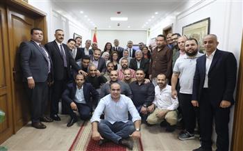 محافظ الجيزة يلتقط صورة تذكارية مع فريق العمل المشاركين في تجهيزات افتتاح المتحف الكبير