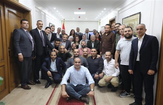 محافظ الجيزة يلتقط صورة تذكارية مع فريق العمل المشاركين في تجهيزات افتتاح المتحف الكبير