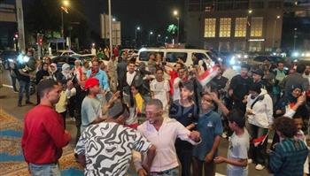 توزيع الحلوى مجانا بميدان الجلاء على المواطنين احتفالا بافتتاح المتحف الكبير (صور)