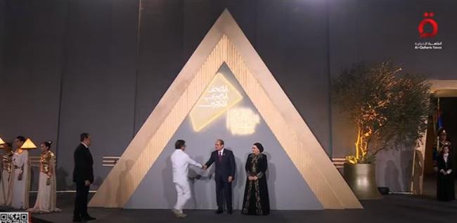 الرئيس السيسي وقرينته يستقبلان الوفود المشاركة في احتفالية افتتاح المتحف الكبير