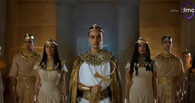 بالزي الفرعوني.. أحمد غزي وسلمى أبو ضيف يشاركان في افتتاح المتحف الكبير