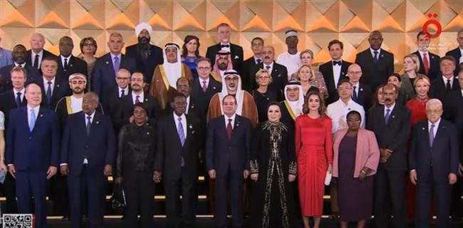 الرئيس السيسي يتوسط صورة تذكارية مع المشاركين في حفل افتتاح المتحف الكبير