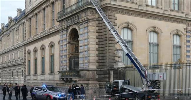 مكتب الادعاء في باريس: توجيه اتهامات لشخصين آخرين في قضية سرقة المجوهرات من متحف اللوفر