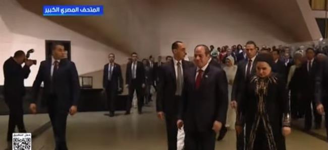 الرئيس السيسي يصطحب الوفود الرسمية في جولة داخل المتحف الكبير