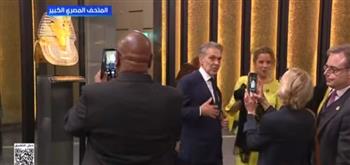 الوفود المشاركة في احتفالية افتتاح المتحف الكبير يلتقطون صورًا تذكارية مع قناع الملك توت عنخ آمون