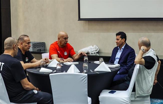 وزير الرياضة وهاني أبو ريدة يجتمعان بمنتخب مصر في معسكر الإمارات