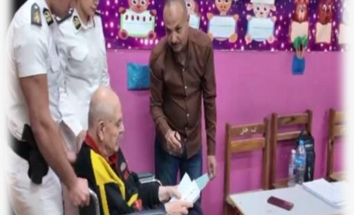 الشرطة تستجيب لالتماس مسن وتساعده في الخروج للتصويت بانتخابات النواب