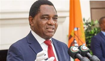 بالفيديو.. مواطنون غاضبون يرشقون رئيس زامبيا بالحجارة خلال خطابه