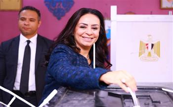 وزيرة التضامن تدلي بصوتها في انتخابات مجلس النواب بلجنة مدرسة بدر  الإعدادية بالدقي