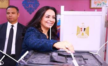 وزيرة التضامن تدلي بصوتها في انتخابات النواب بمدرسة بدر الإعدادية بالدقي