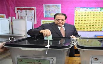 محمد أبو العينين يدلي بصوته في انتخابات مجلس النواب