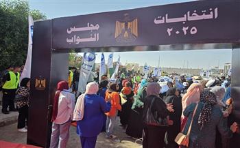 توافد الناخبين بمختلف لجان الاقتراع في الغردقة للإدلاء بأصواتهم بانتخابات مجلس النواب 2025