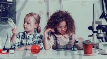 اليوم العالمي للعلوم من أجل السلام.. كيف يمكن للأهل غرس حب العلم في أطفالهم؟| خاص