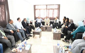 محافظ قنا يستقبل وفدًا من البنك الدولي لمتابعة مشروعات البنية التحتية والتنمية الصناعية بقفط