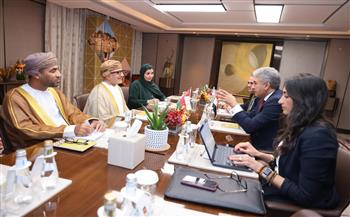 وزير السياحة والآثار يلتقي بوزير السياحة والتراث العُماني