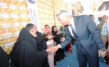 محافظ أسوان يقود مظاهرة «في حب الوطن» خلال متابعته سير العملية الانتخابية