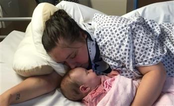 كسر فقرات الرقبة.. تثاؤب مفاجئ يهدّد بريطانية بالشلل