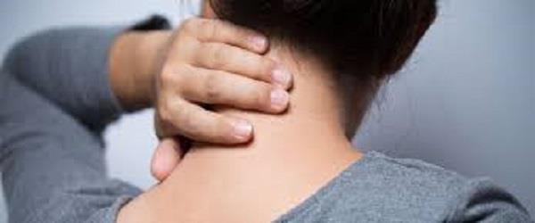 للنساء.. مخاطر تسببها طقطقة الرقبة وطرق للوقاية من تيبس العضلات