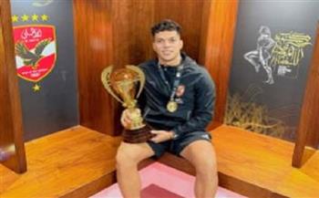 إمام عاشور يحتفل بالتتويج مع الأهلي بكأس السوبر