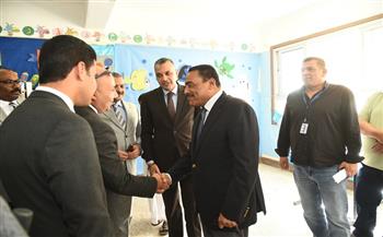 محافظ مطروح يتفقد سير العملية الانتخابية باللجان الفرعية