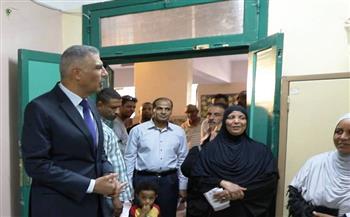 محافظ أسوان يتفقد اللجان الانتخابية.. ويؤكد: تسخير كل الإمكانيات اللوجستية
