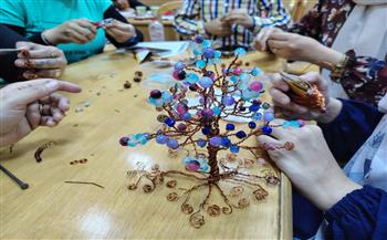 الإبداعات الفنية بالأسلاك النحاسية وتطعيمها بالخرز والأحجار في الورشة التدريبية بقصور الثقافة