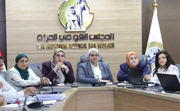 المستشارة أمل عمار تتفقد غرفة العمليات المركزية بالمجلس القومي للمرأة 