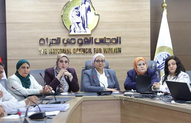 المستشارة أمل عمار تتفقد غرفة العمليات المركزية بالمجلس القومي للمرأة 