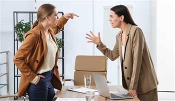 للموظفات.. 6 أشياء احذري تداولها مع زملاء العمل