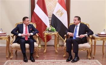 في إطار الاستعدادات للمؤتمر العالمي للسكان والصحة ..وزير الصحة يستقبل نظيره اللاتفي لتعزيز التعاون