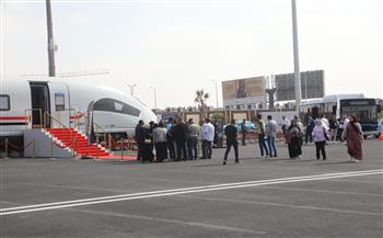 زوار معرض النقل الذكي TransMEA 2025 يتفقدون اصطفاف وسائل النقل المصنعة محليًا