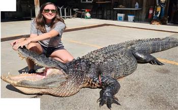 خلال إجازة لرعاية طفلها.. أمريكية تصطاد تمساحًا ضخمًا وتبهر الجميع