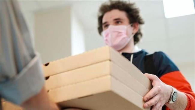 قم بإلقاء القمامة.. عامل توصيل يفاجئ بأغرب طلب من زبون