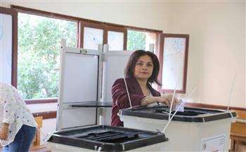 نائب محافظ البحر الأحمر تدلي بصوتها في اليوم الثاني من انتخابات مجلس النواب وتشيد بإقبال المواطنين