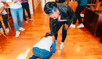 فيديو صادم.. مذيعة أمريكية تُقبّل حذاء نائبة ديمقراطية