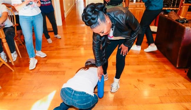 فيديو صادم.. مذيعة أمريكية تُقبّل حذاء نائبة ديمقراطية