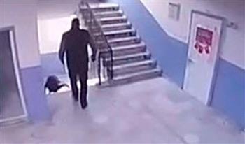 فيديو أغضب الأتراك.. مدير مدرسة يدفع طالبًا مصابًا بالتوحد من أعلى الدرج