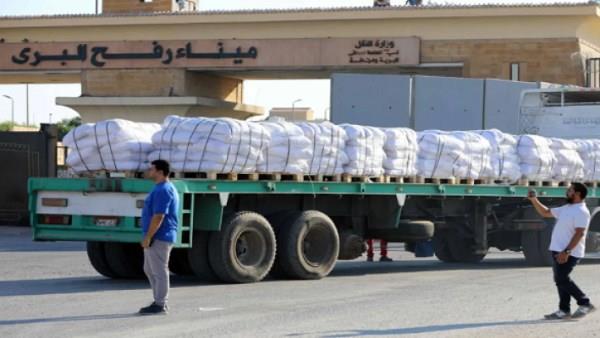 قافلة «زاد العزة» الـ 71 تدخل إلى الفلسطينيين بقطاع غزة