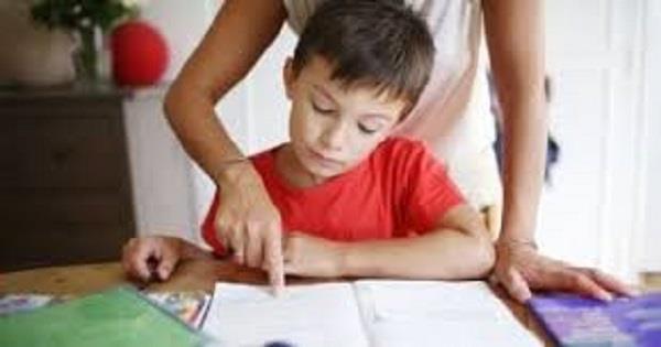 عندما تتحول المذاكرة إلى معركة يومية.. كيف تساهم تصرفاتك في زيادة توتر طفلك؟| خاص